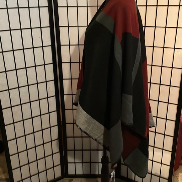 Cape - Picture 4 of 6